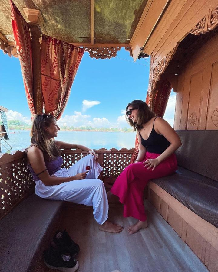 Floating Young Gulshan Houseboat Σριναγκάρ Εξωτερικό φωτογραφία